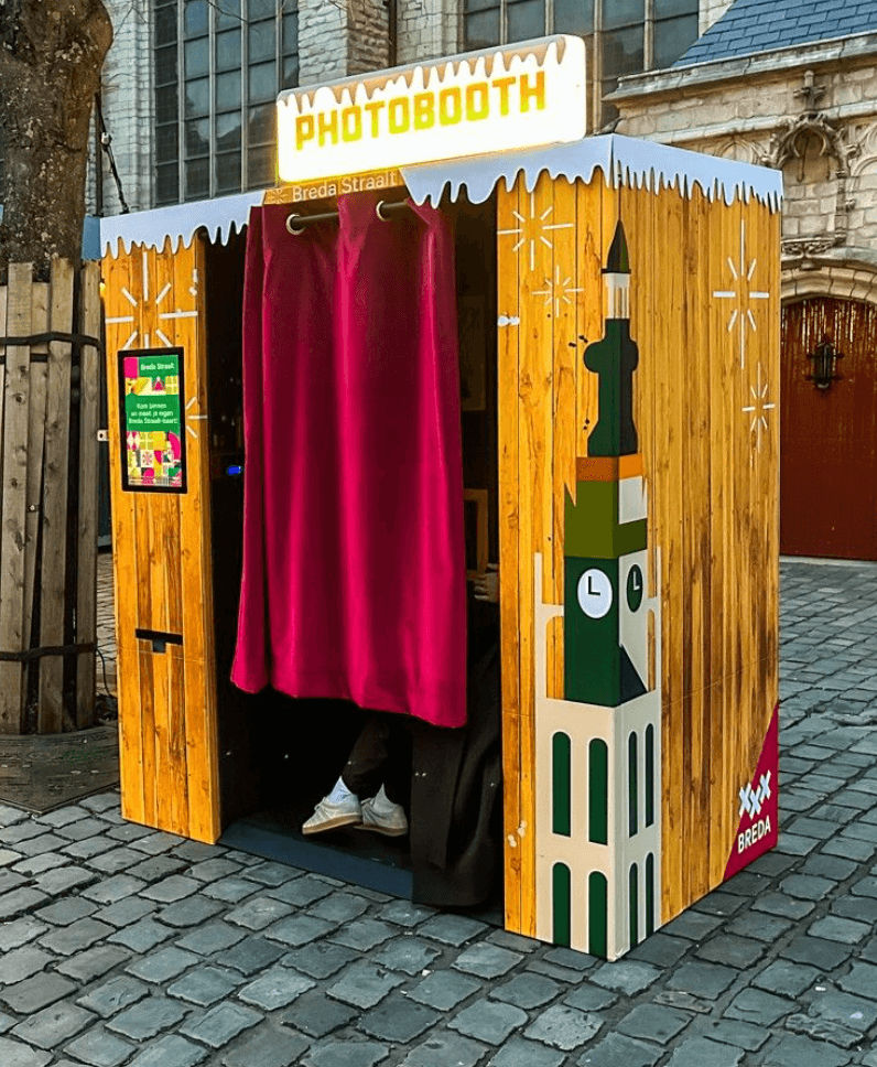 Lach je Lens branded fotohokje met volledige Breda Straalt-huisstijl op de cabine.
