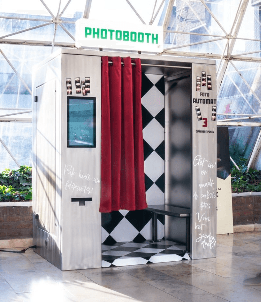 Lach je Lens fotohokje in een winkelcentrum met zichtbare merkopstelling.